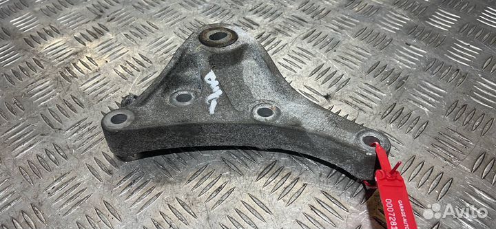 Кронштейн коробки (балка кпп) Buick Encore рест