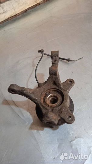 Кулак передний левый Mitsubishi Colt 6 (Z20/Z30)