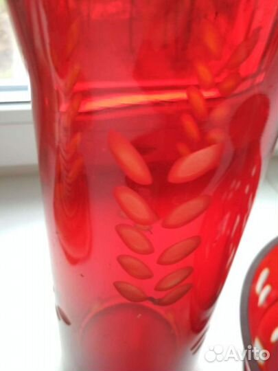 Ваза из красного стекла с резьбой