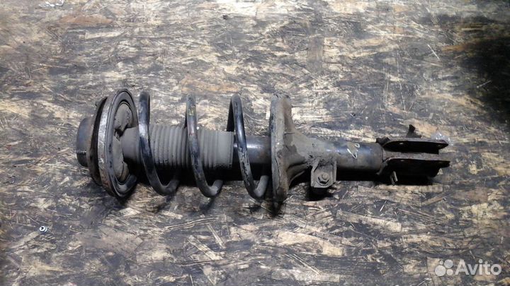 Стойка амортизатора правая Hyundai SantaFe 1 SM