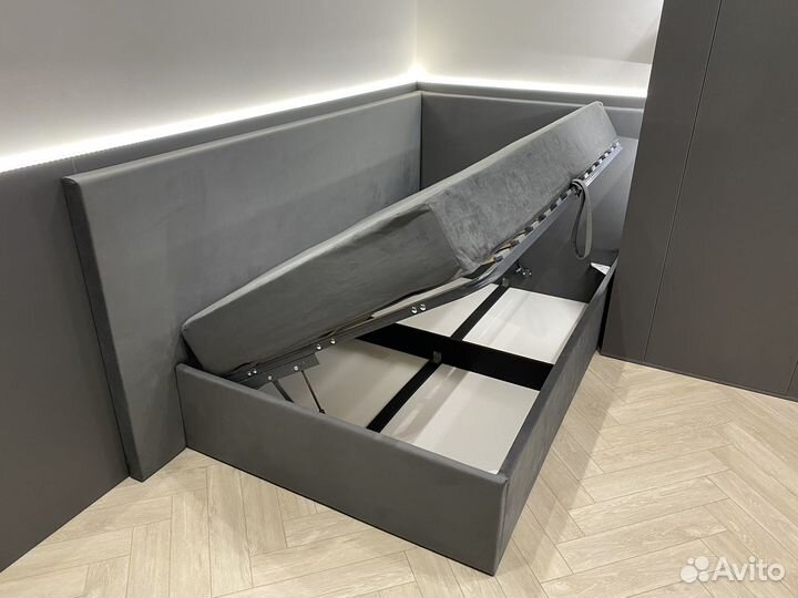 Кровать с подъемным механизмом