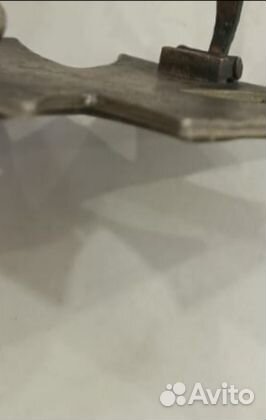 Частичка брошки