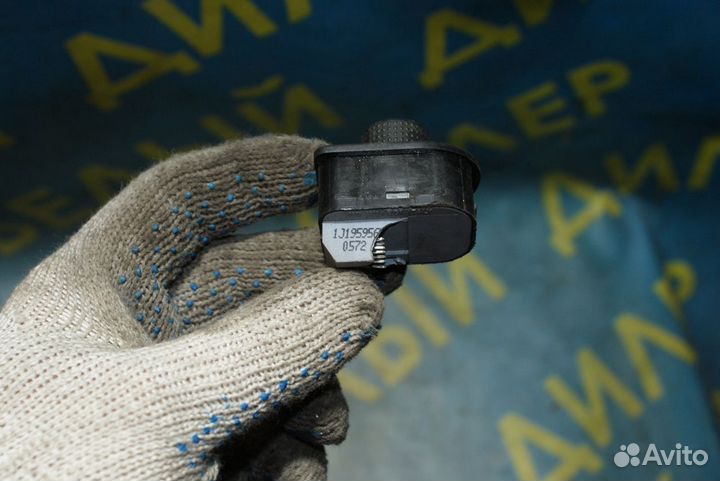 Кнопка регулировки зеркал Volkswagen Bora