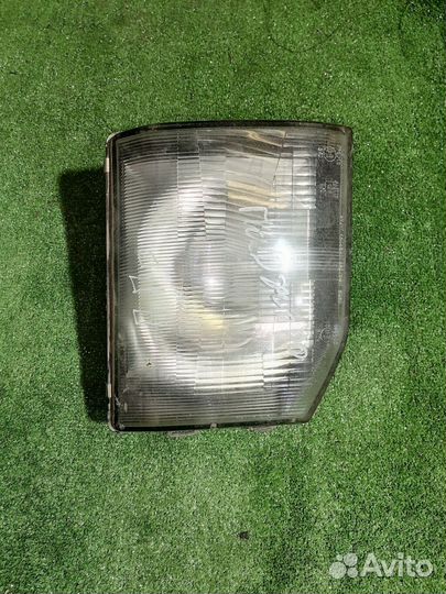 Фара правая Mitsubishi Montero/Pajero