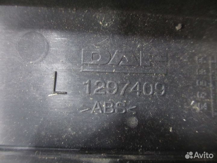Накладка под лобовое стекло левая DAF 1297409