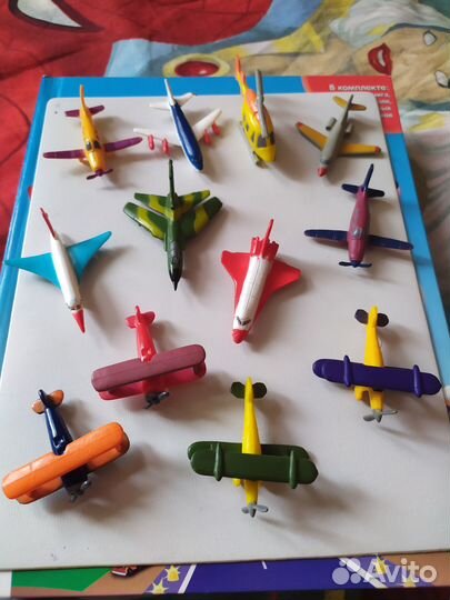 Книжка с набором самолетиков и игровым полем