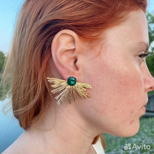 Серьги винтжные с зелеными стразами бижутерия