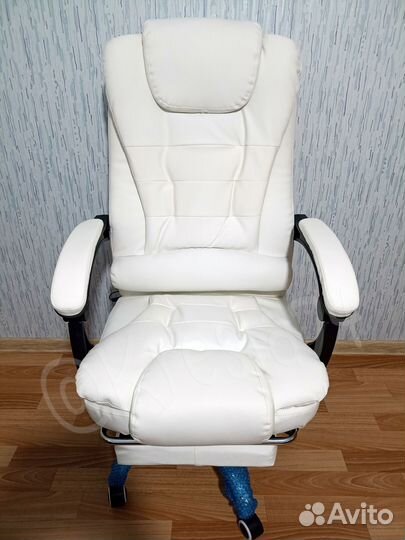 Компьютерное кресло с вибромассажем белого цвета