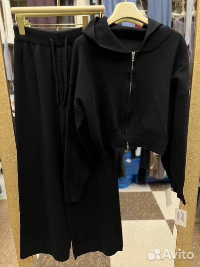 Женский костюм на молнии с капюшоном