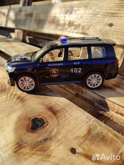 Инерционная машинка Toyota land cruiser 200