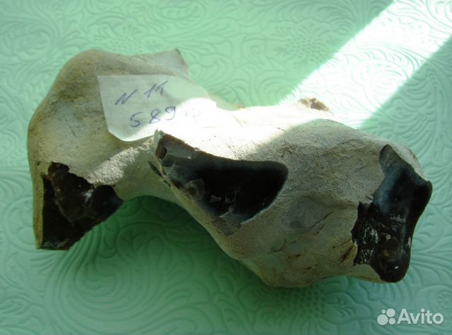 Камень кремень природный с отверстиями