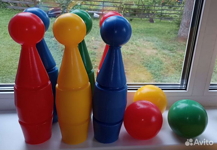 Детский боулинг с кеглями и шарами