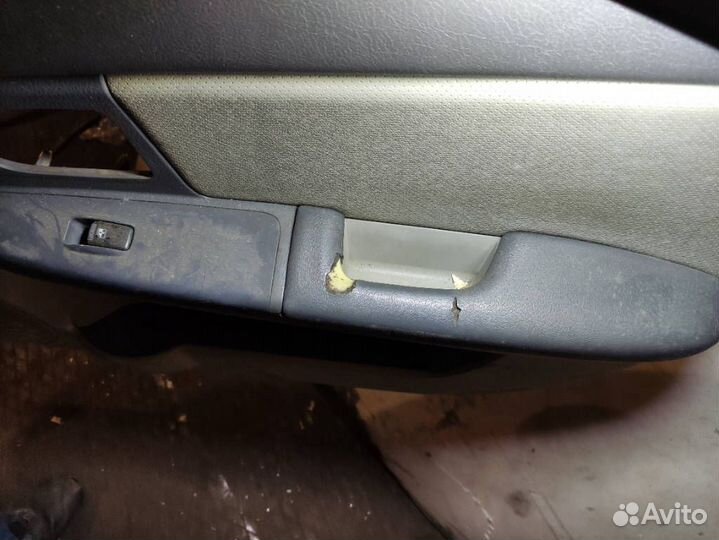 Обшивка передней правой двери Kia Cerato 1