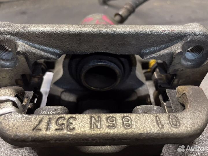 Задний левый суппорт Nissan Teana J32