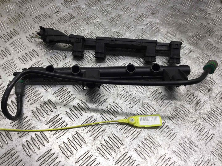 Топливная рампа Renault Twingo 820088520; 82003659