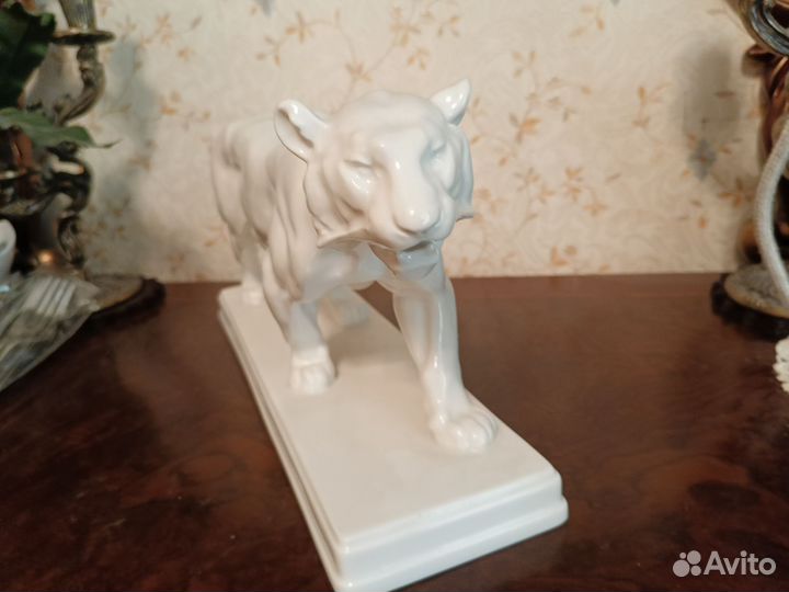 Статуэтка фарфоровая Тигр шагающий