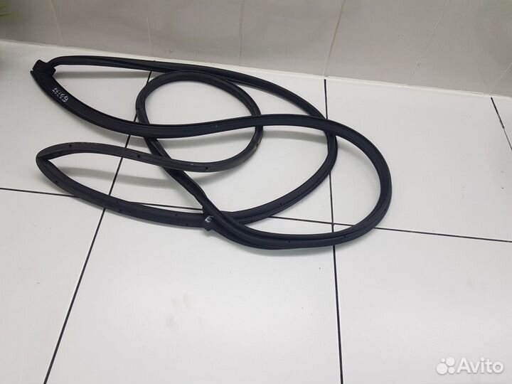 Уплотнитель передней левой двери (Geely Atlas)