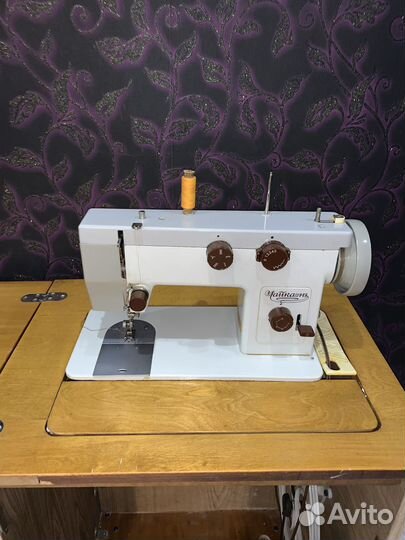 Швейная машинка Чайка с оверлоком и электроприводо