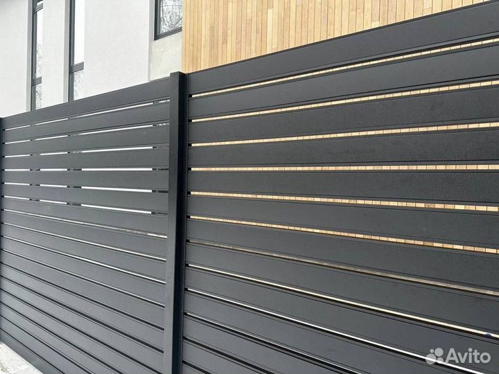 Заборы из металлопланкена