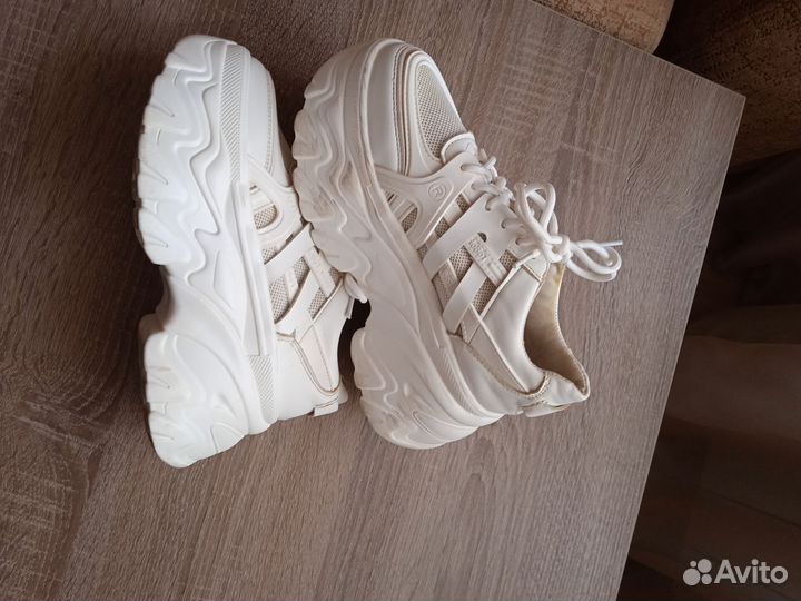 Кроссовки белые для девочки, размер 37. Торг