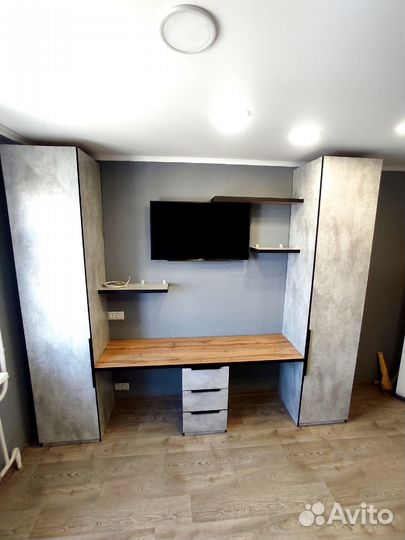 Рабочая зона со столом и шкафом