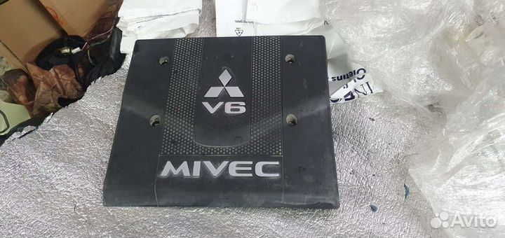 Крышка двс 6G75.паджеро 4