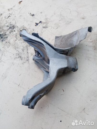 Кронштейн двигателя Audi A4 B8 CDH 2011