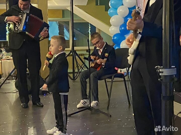 Вокал,фортепиано,гитара,синтезатор,барабаны