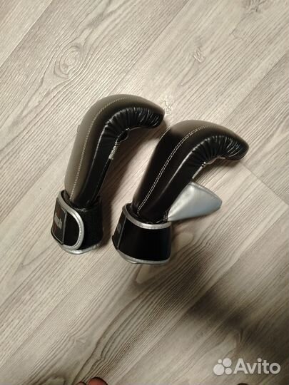 Боксерские перчатки clinch 8 oz