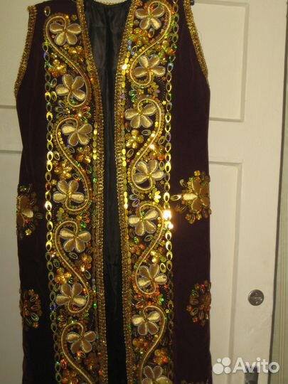 Халат вышит в восточном стиле