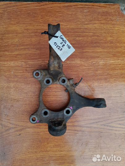 Поворотный кулак Toyota Corolla 180