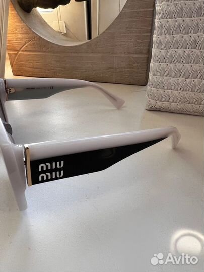 Солнцезащитные очки Miu Miu