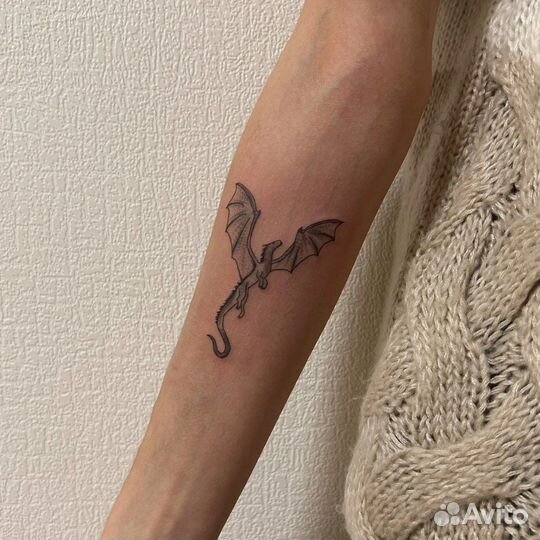 Мастер по татуировкам (мини-тату)