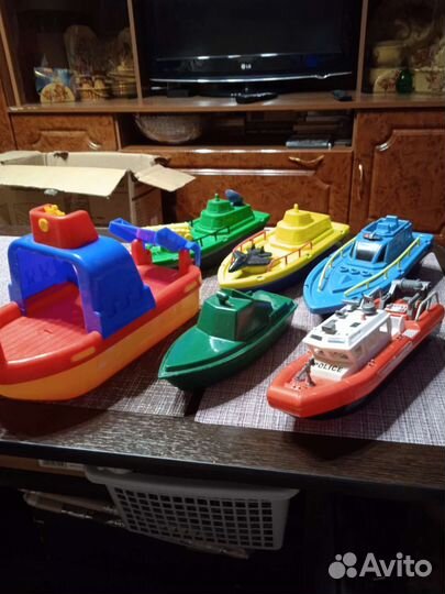 Пластмассовые катера, танки, самолёты пакетом