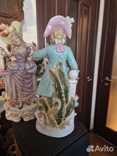 Пара фарфоровых статуэток