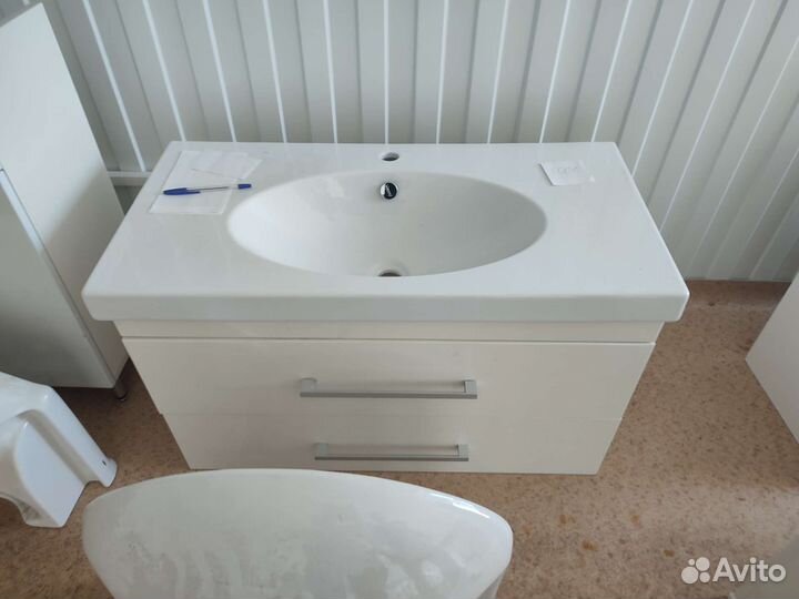 Раковина с тумбой и зеркалом
