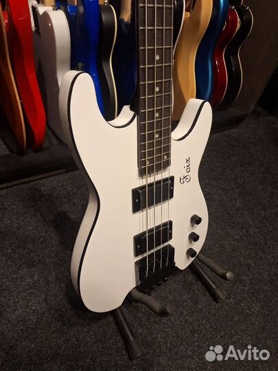 Бас-гитара Новая