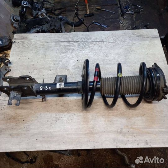 Стойка амортизатора передняя правая Nissan Murano