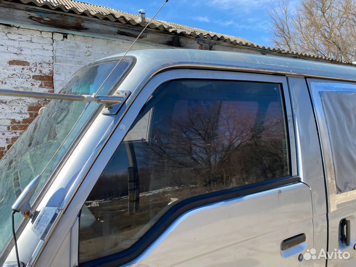 Стекла двкрные Nissan Homy 4