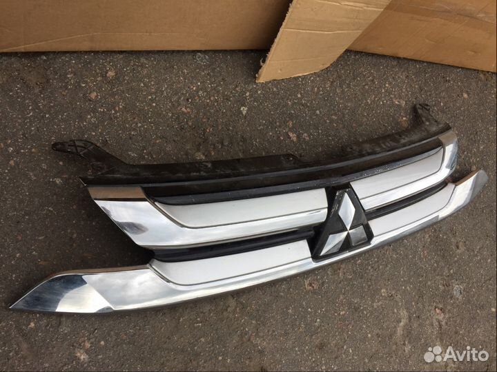 Решетка радиатора дефект Mitsubishi Outlander 2016