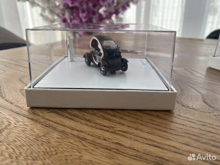 Модель Renault twizy 1:43 и renault logan