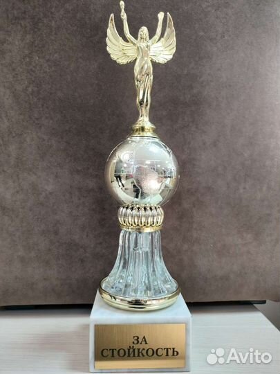 Статуэтка на каменной подставке