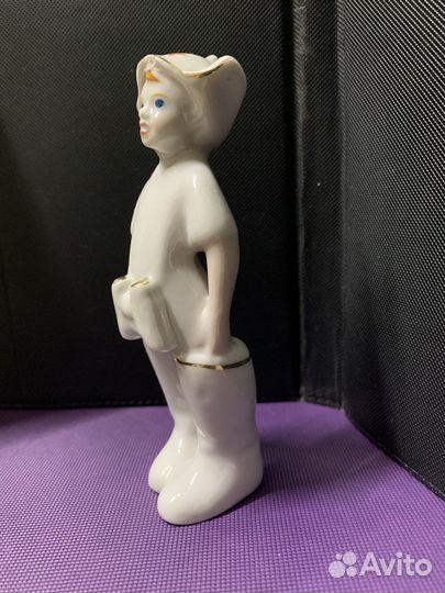 Статуэтка фарфор Мальчик в будёновке