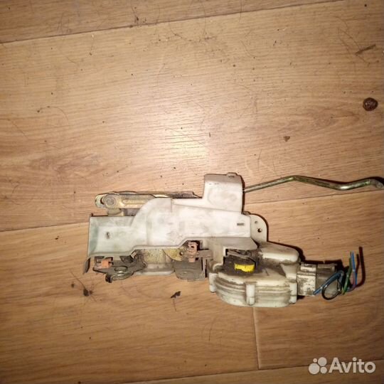Замок передней левой двери Митсубиси галант 7