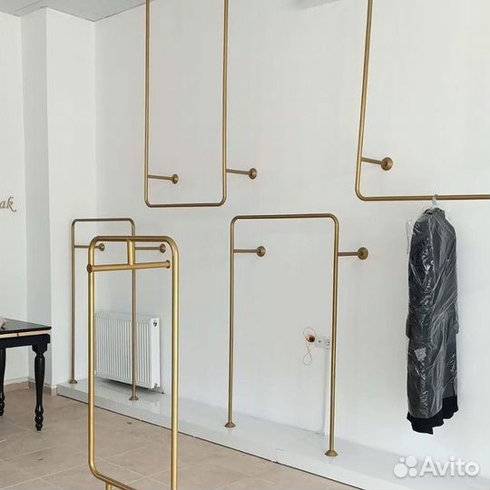 Рейлы из круглой трубы для магазина одежды