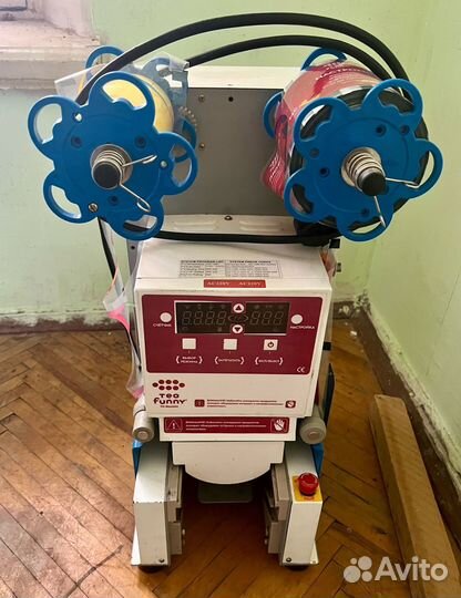 Упаковочная машина для запечатывания стаканов