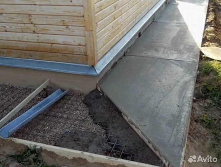 Заливка бетоном отмостки