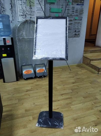 Напольная информационная стойка информации