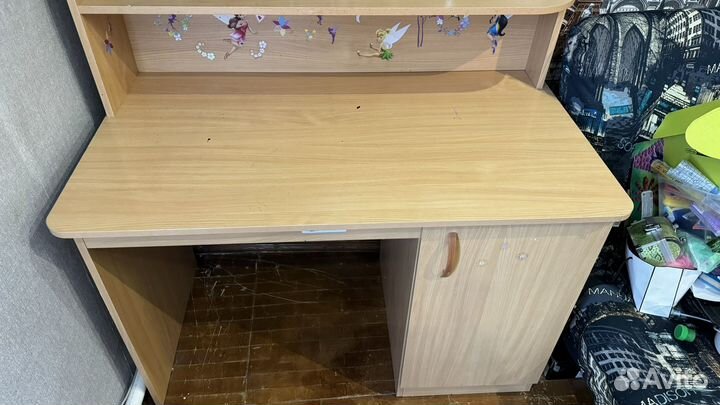 Письменный стол с ящиками и полками
