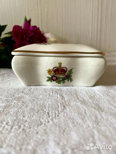Антикварная шкатулка с Елизаветой II